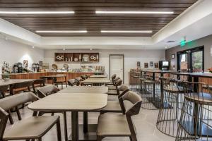 un restaurante con mesas y sillas y un bar en SpringHill Suites by Marriott Austin The Domain Area, en Austin