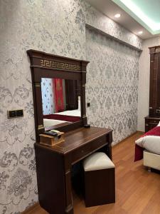 イスタンブールにあるnapolyon hotelのベッドルーム(鏡付き化粧台付)
