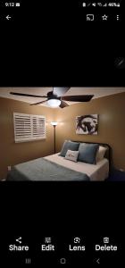 uma fotografia de um quarto com uma cama e uma luz em Mountain View Lodging Cody em Cody