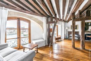 Ile Saint Louis - Quai d'Orleans 2bdr by B'Your Home