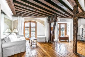 Ile Saint Louis - Quai d'Orleans 2bdr by B'Your Home