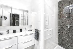 biała łazienka z prysznicem i umywalką w obiekcie Muette - Faisanderie 1bdr by B'Your Home w Paryżu