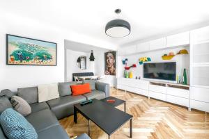 salon z kanapą i telewizorem w obiekcie Muette - Faisanderie 1bdr by B'Your Home w Paryżu +7 zdjęć