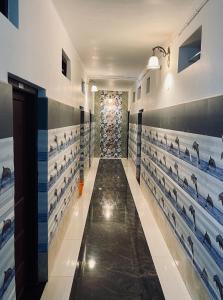 un corridoio di un edificio con uccelli sulle pareti di Puthookadans Mareena Lodge a Kottayam
