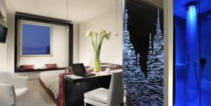 ein Schlafzimmer mit Bett und Schreibtisch mit Laptop in der Unterkunft Antony Hotel - Venice Airport in Campalto