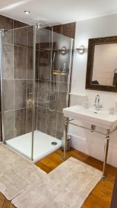 a bathroom with a shower and a sink at Chambre de charme au coeur du vieux Valence - Confort & Calme in Valence