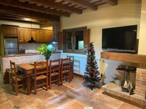 een keuken met een eettafel en een kerstboom bij Cal mosso in Collsuspina