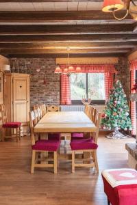 un comedor con una mesa y un árbol de Navidad en Chalet des 3 Vallées, spacious and comfortable 12p, en La Bresse