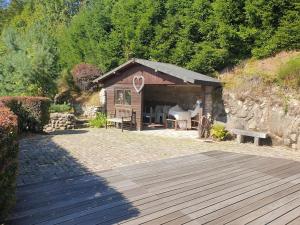 Cabaña pequeña con terraza de madera en un patio en Chalet des 3 Vallées, spacious and comfortable 12p, en La Bresse