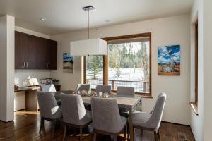 Posezení v ubytování Rustic Modern Luxury Retreat with Hot Tub