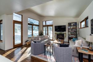 TV a/nebo společenská místnost v ubytování Rustic Modern Luxury Retreat with Hot Tub