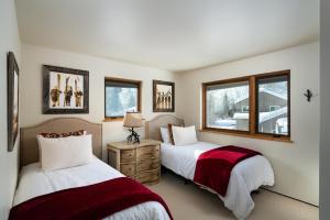 - une chambre avec 2 lits et 2 fenêtres dans l'établissement Rustic Modern Luxury Retreat with Hot Tub, à Ketchum