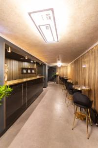 un ristorante con pareti e tavoli in legno e sedie di Torres Poiana a Poiana Brasov