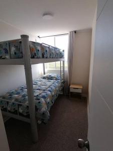 科金博的住宿－Hermoso departamento，一间卧室设有两张双层床和一扇窗户。