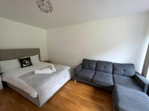 - un salon avec un lit et un canapé dans l'établissement Entire Flat in Euston-Kings Cross, à Londres