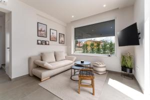 - un salon avec un canapé et une fenêtre dans l'établissement Costa Premium, à Funtana