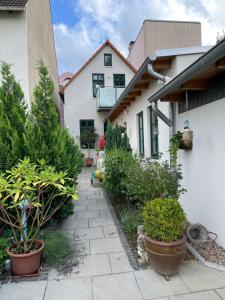 a courtyard of a house with potted plants at Kleines Gästehaus im Grünen in Bremerhaven