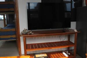una TV a schermo piatto seduta sulla mensola di Departamento a 3 cuadras de la plaza principal a Puerto Maldonado