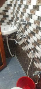 łazienka z umywalką i toaletą w obiekcie HOTEL BLUE MOON w mieście kolkata