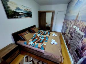 una camera da letto con un letto grande con cuscini sopra di New York - Central Point a Podgorica
