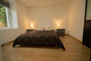 um quarto com uma cama e duas lâmpadas em duas mesas em Maison ville Familial 50m2 + Jardin - L'atlas Zen em Challans