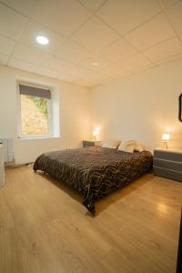 um quarto com uma cama num quarto com uma janela em Maison ville Familial 50m2 + Jardin - L'atlas Zen em Challans