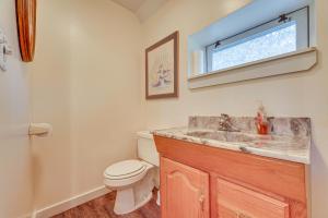 Et bad på Spacious Ludlow Hideaway Less Than 1 Mi to Okemo Mountain!