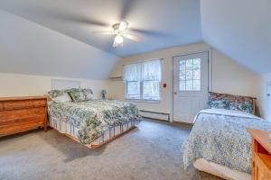 En eller flere senger på et rom på Spacious Ludlow Hideaway Less Than 1 Mi to Okemo Mountain!