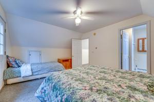 En eller flere senger på et rom på Spacious Ludlow Hideaway Less Than 1 Mi to Okemo Mountain!