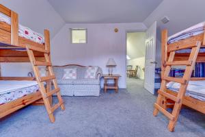 En eller flere senger på et rom på Spacious Ludlow Hideaway Less Than 1 Mi to Okemo Mountain!