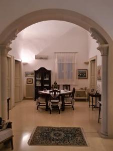 an archway in a living room with a table and chairs at Tramonto in Santa Maria al Bagno