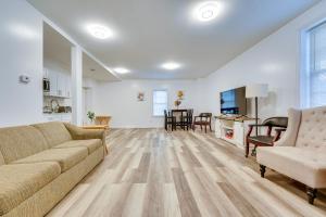 Televisyen dan/atau pusat hiburan di Ludlow Townhome 3 Mi to Okemo Mountain!