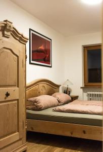 Tempat tidur dalam kamar di Ferienwohnung-Eröffnung! FERIENGLÜCK MOLL, 4 Zimmer! Bad Reichenhall! Wellness, Garten, Bergblick!