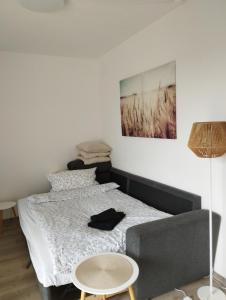 1 dormitorio con 1 cama y 1 mesa en Ankommen und wohlfühlen 2 en Bad Bergzabern