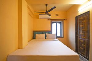 Cama ou camas em um quarto em OYO Dream Hotel & Bar Cum Restaurant