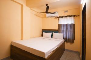 Cama ou camas em um quarto em OYO Dream Hotel & Bar Cum Restaurant