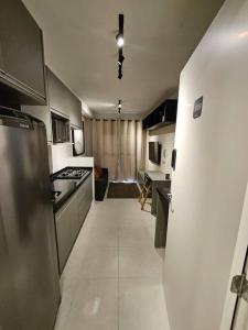 uma cozinha com um frigorífico e uma bancada em Studio Laguna 380 em São Paulo