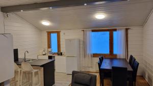eine Küche und ein Esszimmer mit einem Tisch und Stühlen in der Unterkunft Lomariihi 6 in Jyväskylä