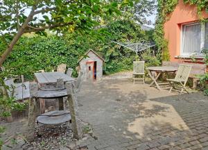 a patio with a table and chairs and a table and a table and chairs at Appartementhaus auf Moenchgut in Thiessow