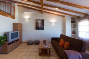 A television and/or entertainment centre at Complejo Rural Turimaestrat