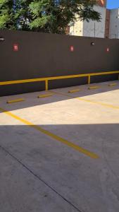 una línea amarilla en un estacionamiento con una pared en Departamento Nuevo Solar Ameghino, cochera opcional en Resistencia
