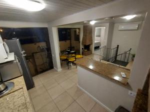 a kitchen with a counter top in a room at Aps de frente com sacada ou terraço a 10 minutos do Aeroporto in Porto Alegre