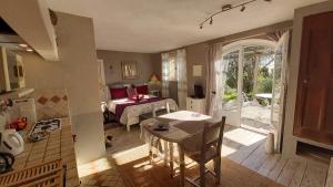 sala de estar con 1 cama, 1 mesa y 1 habitación en Massacan-Vue Mer, en Le Lavandou 102 fotos más