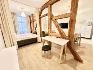 a small room with a table and a bed at Apartamenty Teofila Magdzińskiego 5 in Bydgoszcz