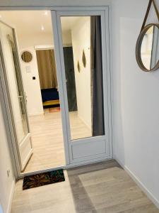 - un grand miroir dans une chambre avec couloir dans l'établissement Village apartment with character, à Saint-Hippolyte