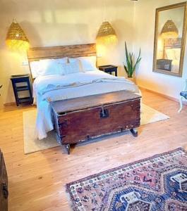 a bedroom with a large bed with a wooden headboard at Encantadora casa de pueblo 