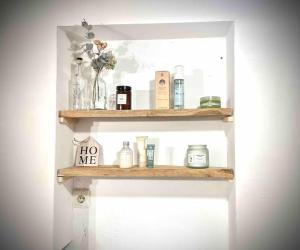 a shelf with products on it in a room at Encantadora casa de pueblo 