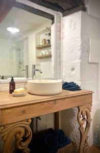 a bathroom with a sink on a wooden table at Encantadora casa de pueblo 