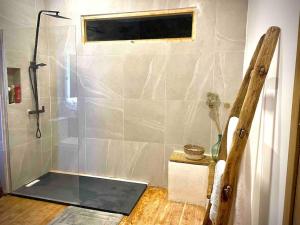 Koupelna v ubytování Casa de pueblo con encanto en Ojo Guareña, Pet friendly