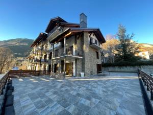 un gran edificio con un balcón en la parte superior. en Villmor - B51 - La Terraza de Benasque, en Benasque